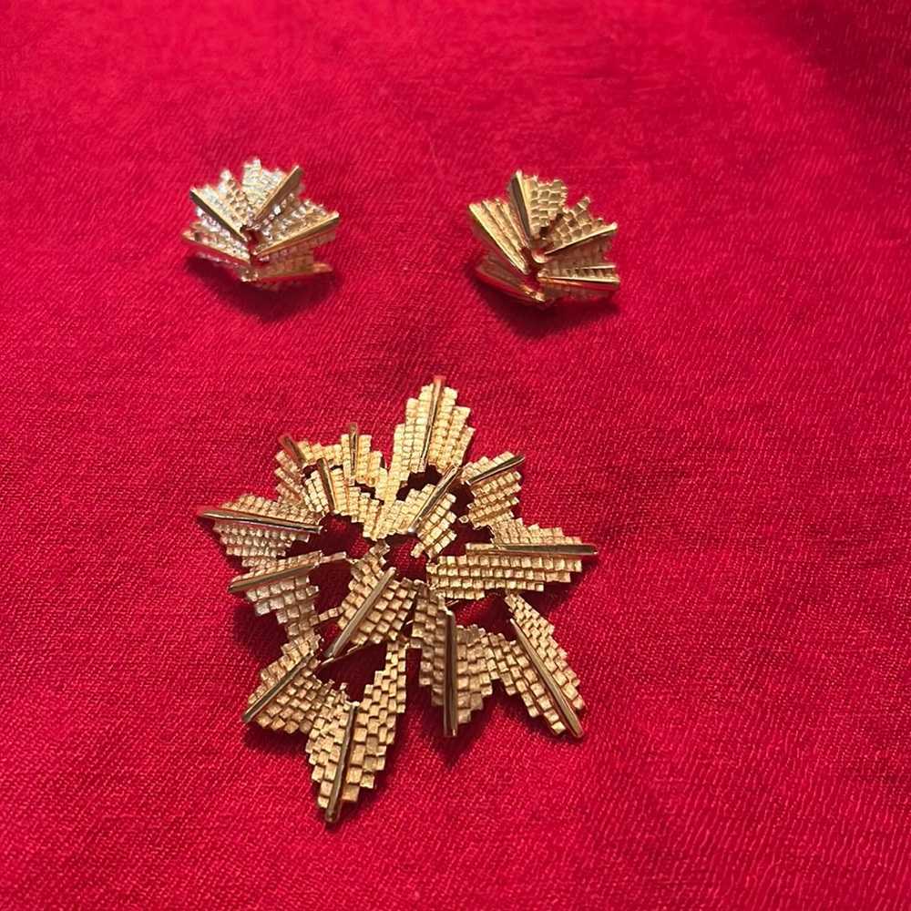 Vintage Crown Signed Trifari Gold Tone Brooch with clip earrings
